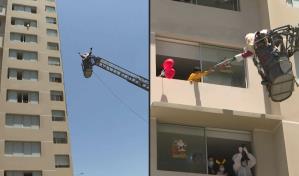 En escalera de bomberos Papá Noel entrega regalos a niños con COVID-19 en Perú En escalera de bomberos Papá Noel entrega regalos a niños con COVID-19 en Perú