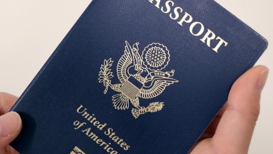 Estadounidenses que viven fuera de EE. UU. no deben renovar el pasaporte en línea, advierte embajada
