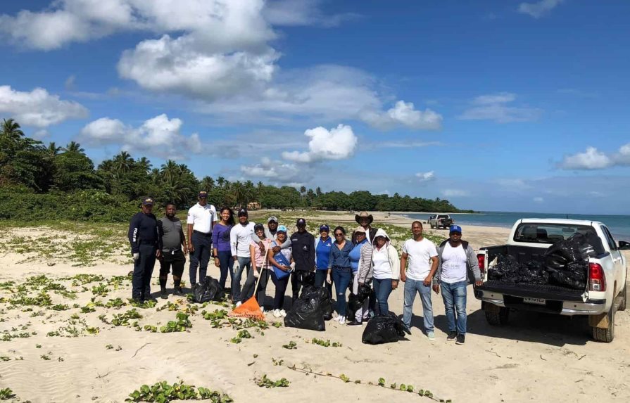 Realizan jornada de limpieza en playa de Miches Realizan jornada de limpieza en playa de Miches