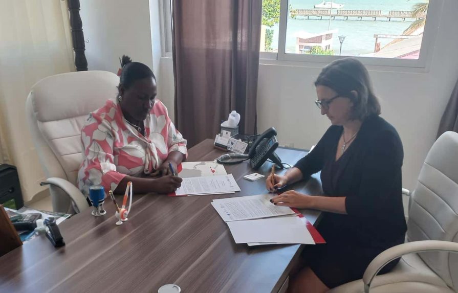 Firman acuerdo para gestión integral de los residuos sólidos y el reciclaje de plástico en Miches Firman acuerdo para gestión integral de los residuos sólidos y el reciclaje de plástico en Miches