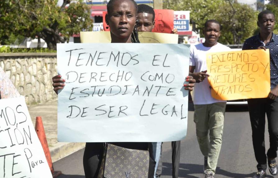 Estudiantes haitianos piden devolución de pasaportes Estudiantes haitianos piden devolución de pasaportes