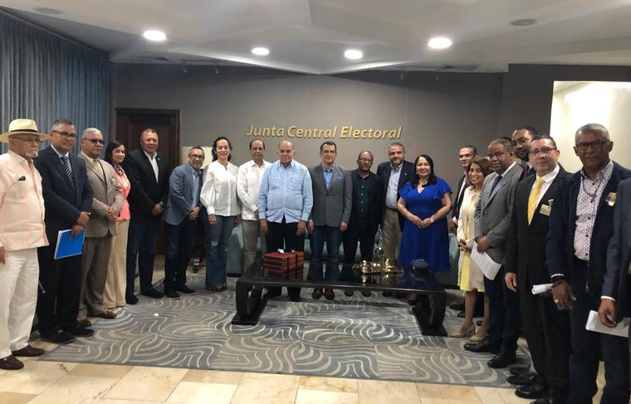 JCE explica a partidos por qué depositó modificación de las leyes electorales al Congreso JCE explica a partidos por qué depositó modificación de las leyes electorales al Congreso