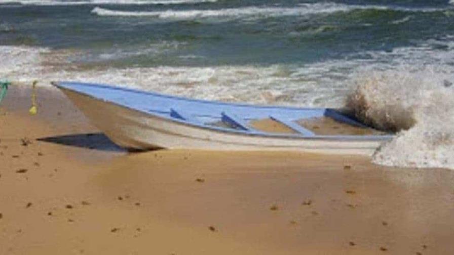 Rescatan a 40 migrantes y dos cadáveres tras naufragio de embarcación en Puerto Rico