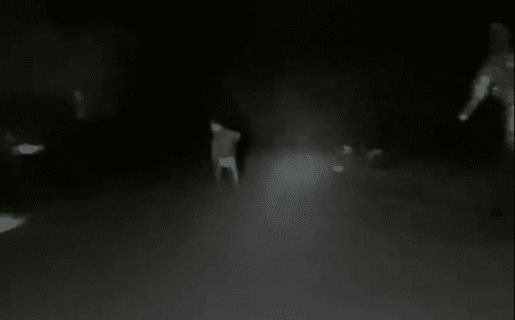 Video | Agentes de la Policía rescatan a niño que corría en la oscuridad
