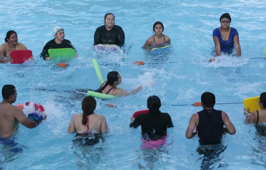 Nicaragüenses aprenden a nadar para vencer el río Bravo y llegar a EEUU