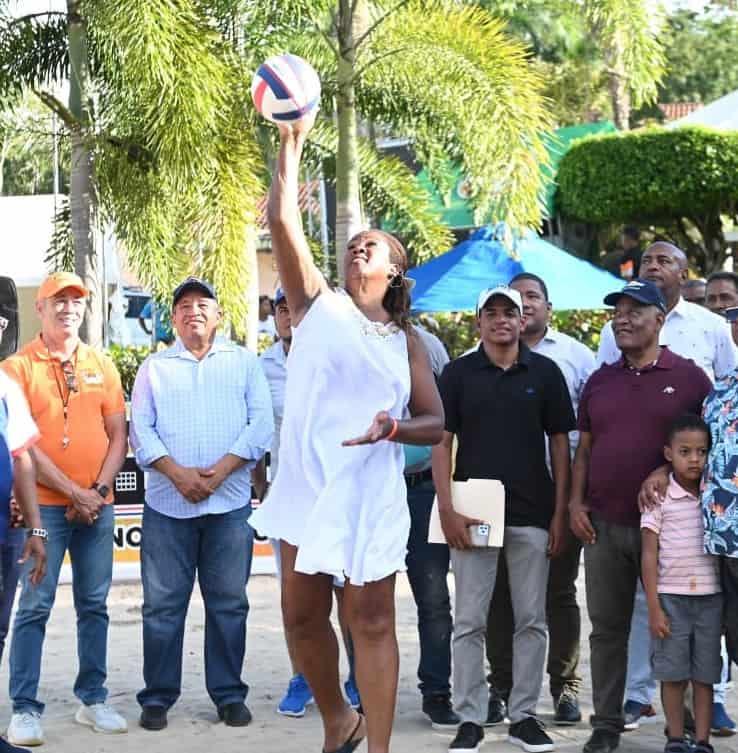 Con saque de Flor Colón arranca oficialmente festival deportivo voleibol playero Con saque de Flor Colón arranca oficialmente festival deportivo voleibol playero