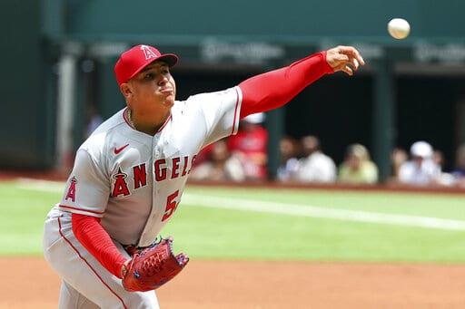 Los Angelinos derrotan a Texas; Trout recibe pelotazo en la mano Los Angelinos derrotan a Texas; Trout recibe pelotazo en la mano
