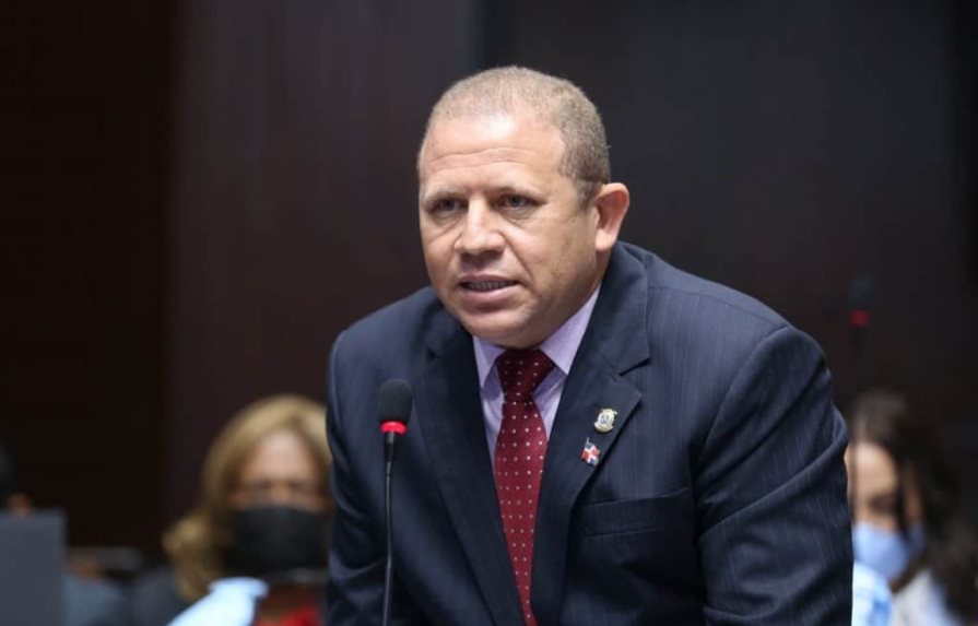 Diputado pide suspender dotación policial tras muerte de joven en destacamento de San José de Ocoa Diputado pide suspender dotación policial tras muerte de joven en destacamento de San José de Ocoa