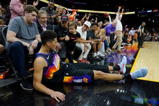 Devin Booker, en duda por lesión en el tendón de la corva Devin Booker, en duda por lesión en el tendón de la corva