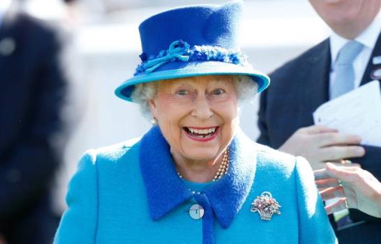 Isabel II tiene su propia muñeca Barbie y así luce