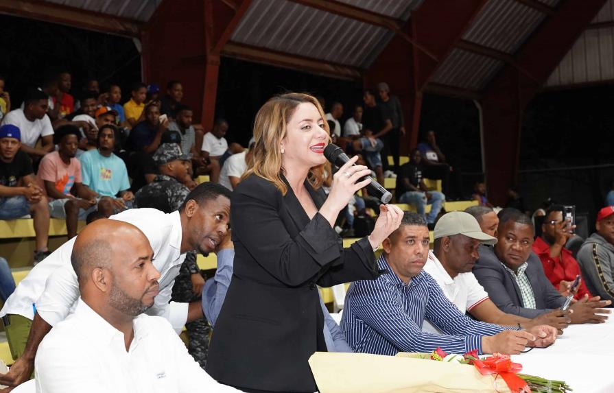 Dedican el 10mo Torneo Superior de Baloncesto en Pedro Brand a la directora de Supérate Gloria Reyes Dedican el 10mo Torneo Superior de Baloncesto en Pedro Brand a la directora de Supérate Gloria Reyes
