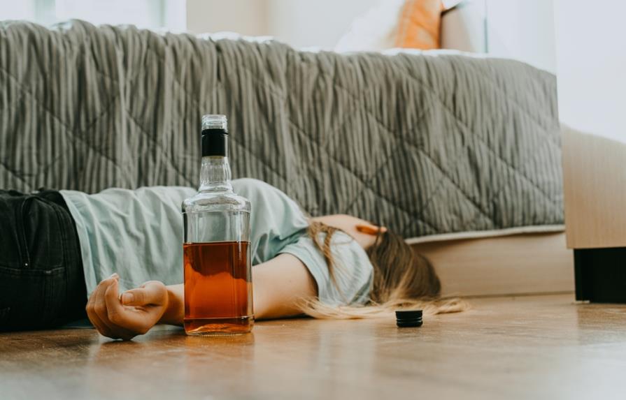 Niña de cuatro años muere cuando abuela la obliga a tomar alcohol Niña de cuatro años muere cuando abuela la obliga a tomar alcohol