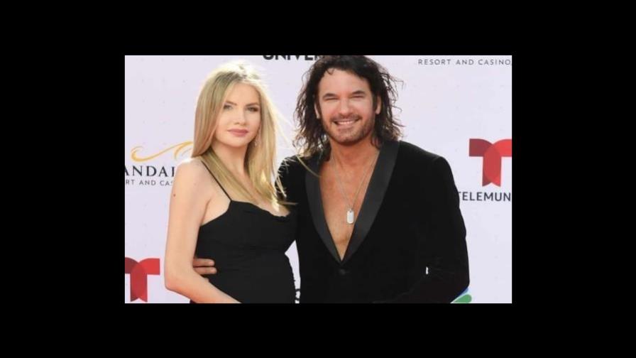 Mario Cimarro y su novia embarazada posan por primera vez en premiación Mario Cimarro y su novia embarazada posan por primera vez en premiación