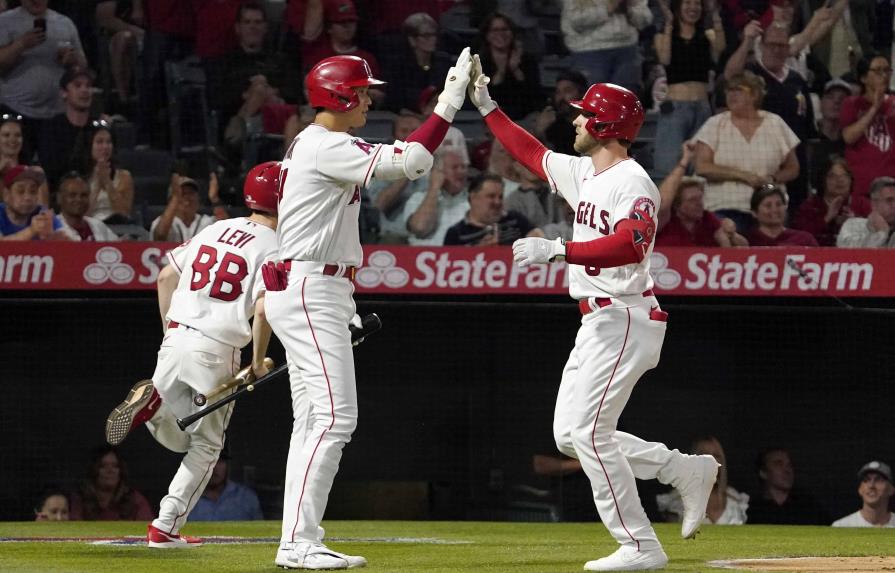 Ward sacude dos jonrones y Angelinos vencen a Guardianes Ward sacude dos jonrones y Angelinos vencen a Guardianes