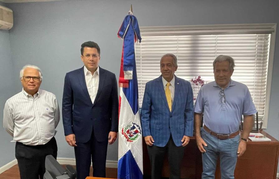 Ministro de Turismo critica precios de boletos aéreos para que dominicanos ausentes ingresen a RD Ministro de Turismo critica precios de boletos aéreos para que dominicanos ausentes ingresen a RD