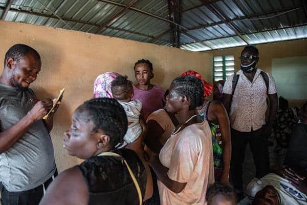 Cientos de familias huyen de la violencia de las bandas en Puerto Príncipe, Haití Cientos de familias huyen de la violencia de las bandas en Puerto Príncipe, Haití
