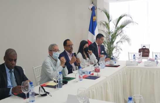 Partidos de oposición se retiraron oficialmente de la mesa de discusión de la reforma constitucional Partidos de oposición se retiraron oficialmente de la mesa de discusión de la reforma constitucional