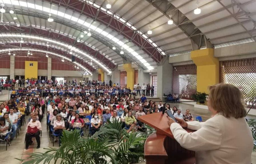 Educación contrató a mil 341 profesores en Santiago Educación contrató a mil 341 profesores en Santiago