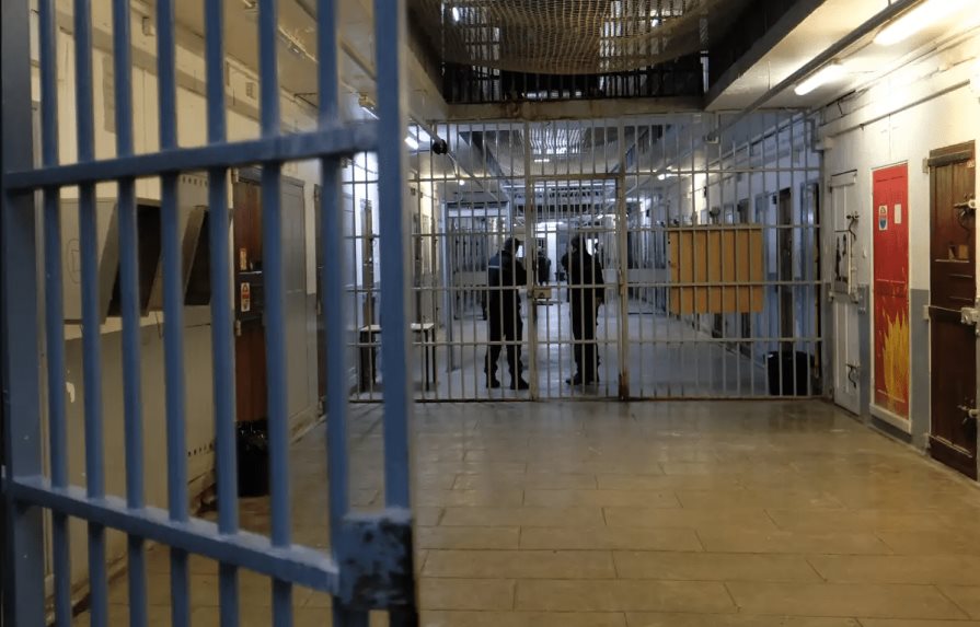 Acusan a oficiales de departamento correccional de EEUU de matar a un recluso Acusan a oficiales de departamento correccional de EEUU de matar a un recluso