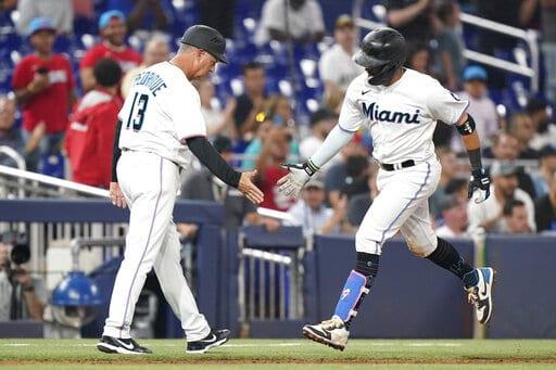 Con jonrones de Soler y Rojas, Marlins hilan 6to triunfo Con jonrones de Soler y Rojas, Marlins hilan 6to triunfo