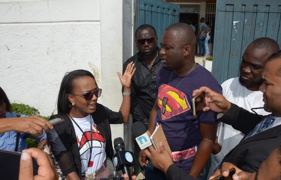 Estudiantes haitianos piden entrega de pasaportes visados