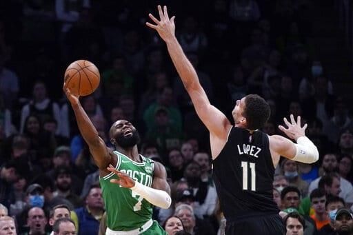 Horford logra doble-doble y los Celtics supera a Bucks para empatar la serie