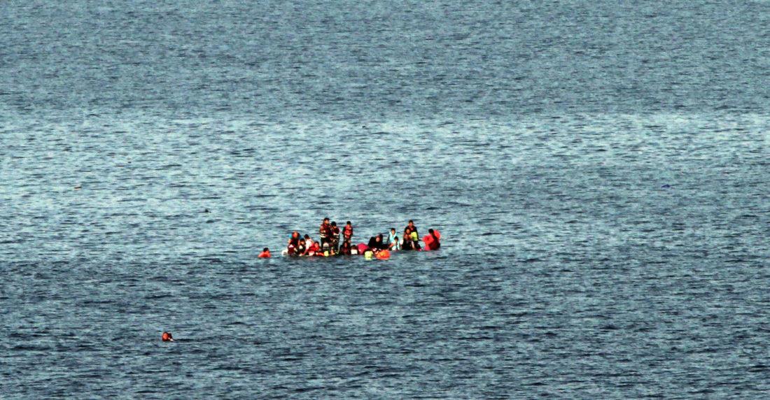 Rescatan cadáver de mujer y a 56 personas tras naufragio en Canal de Mona