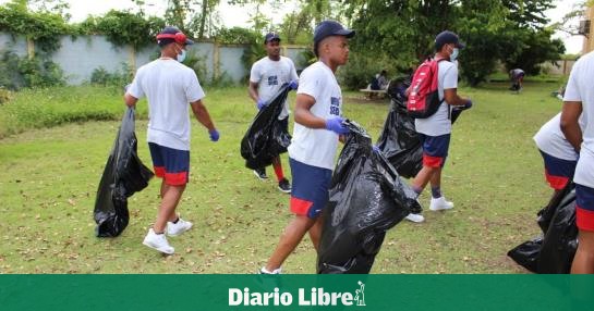 Mellizos realizan labor comunitaria en Boca Chica