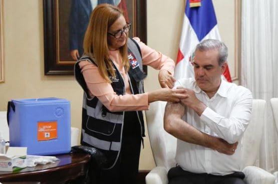 Presidente Luis Abinader se coloca cuarta dosis contra el COVID-19 Presidente Luis Abinader se coloca cuarta dosis contra el COVID-19