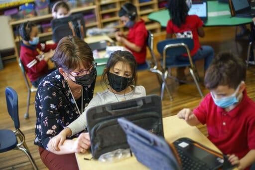 En EEUU vuelven mascarillas a escuelas por repunte de COVID