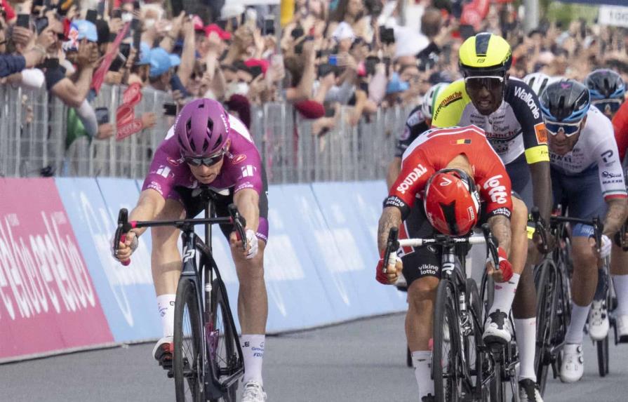 El francés Arnaud Démare repite victoria al esprint en el Giro El francés Arnaud Démare repite victoria al esprint en el Giro