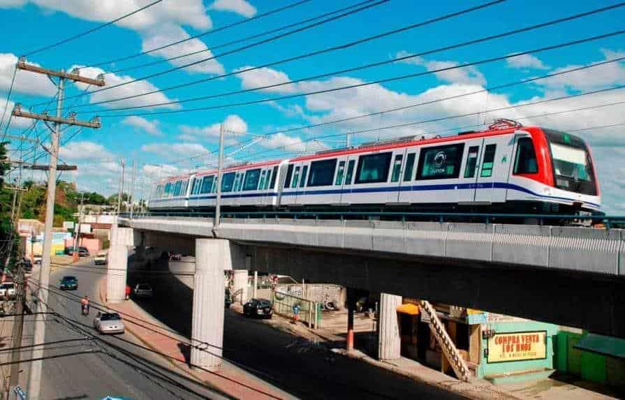 Dicen mujer que se desnudó en el Metro quería ingresar por lugar no autorizado y sin pagar Dicen mujer que se desnudó en el Metro quería ingresar por lugar no autorizado y sin pagar