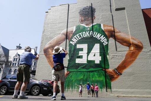 Mural realza la presencia de Antetokounmpo en Milwaukee Mural realza la presencia de Antetokounmpo en Milwaukee