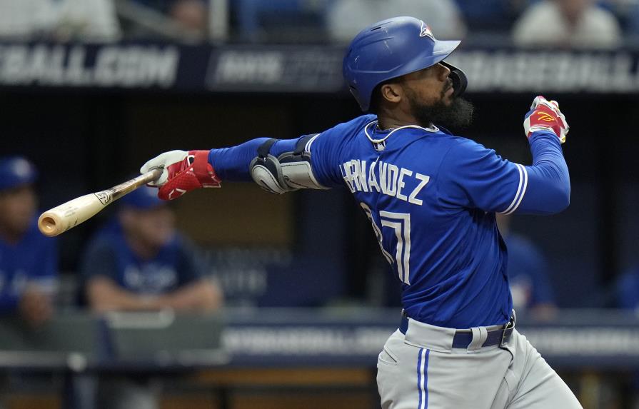 Hernández y Jansen batean jonrones; Azulejos vencen a Rays Hernández y Jansen batean jonrones; Azulejos vencen a Rays