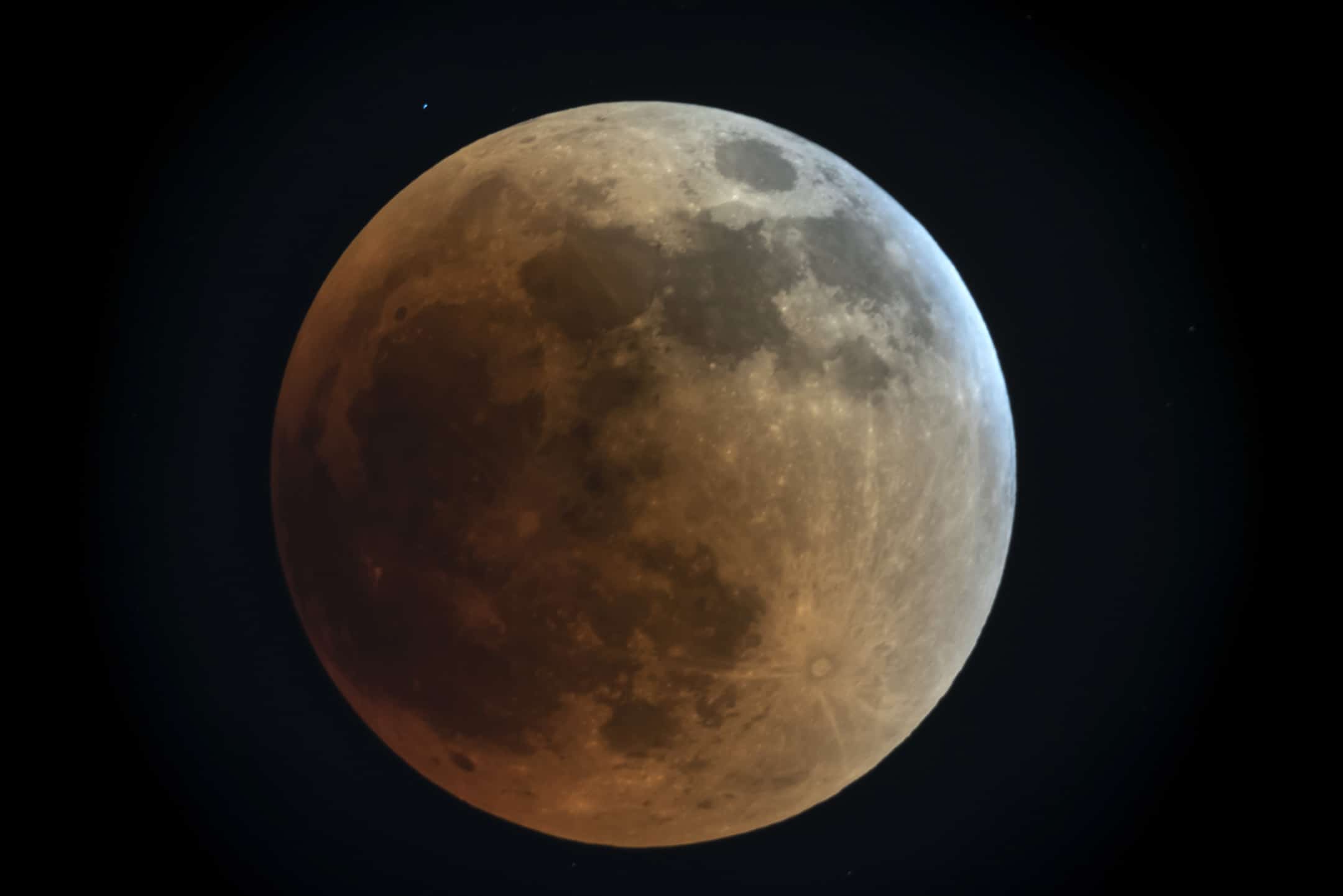El primer eclipse lunar del 2022 fue un verdadero espectáculo para los aficionados a la astronomía.