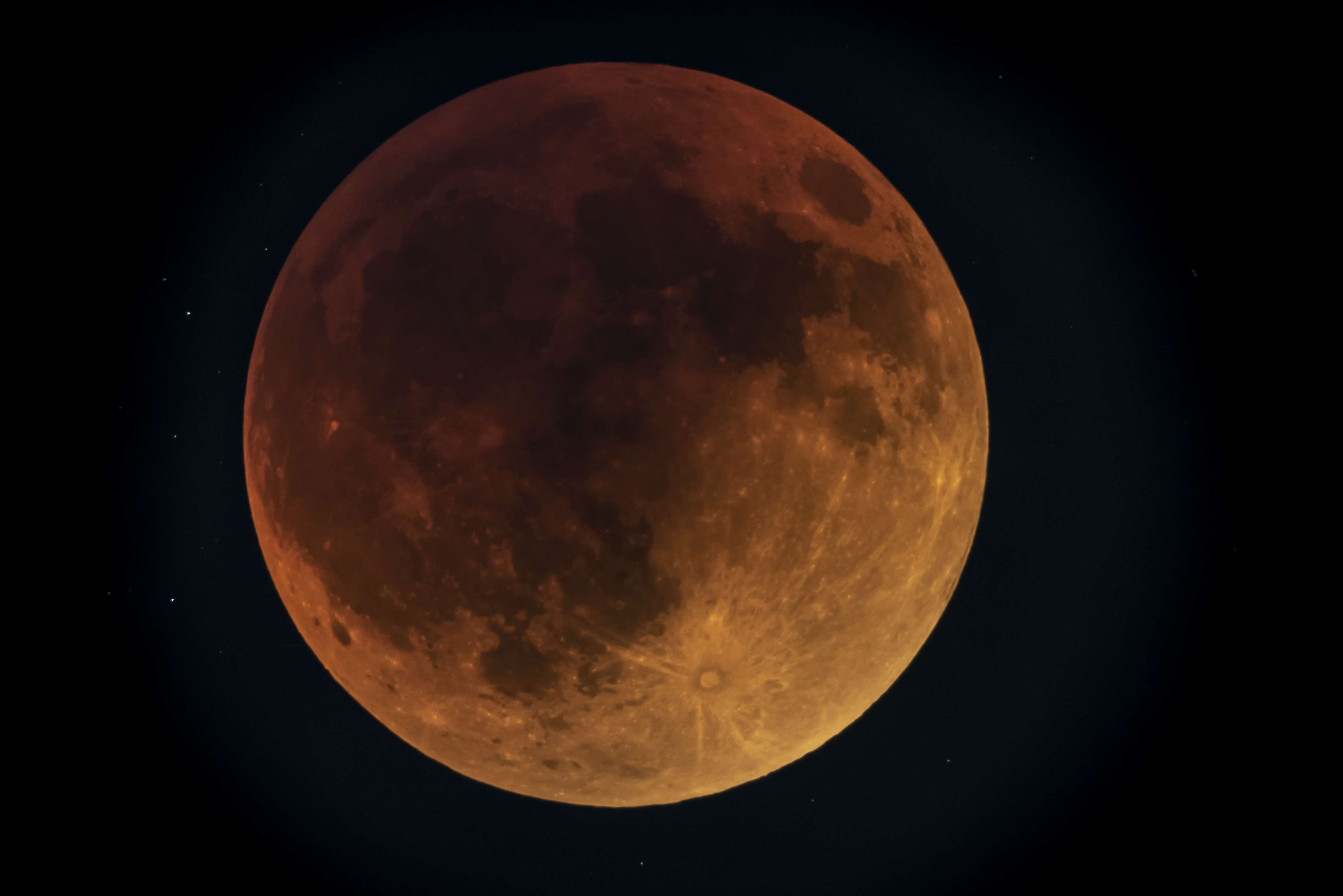 La superluna y el primer eclipse lunar del 2022 trasnocharon a los dominicanos