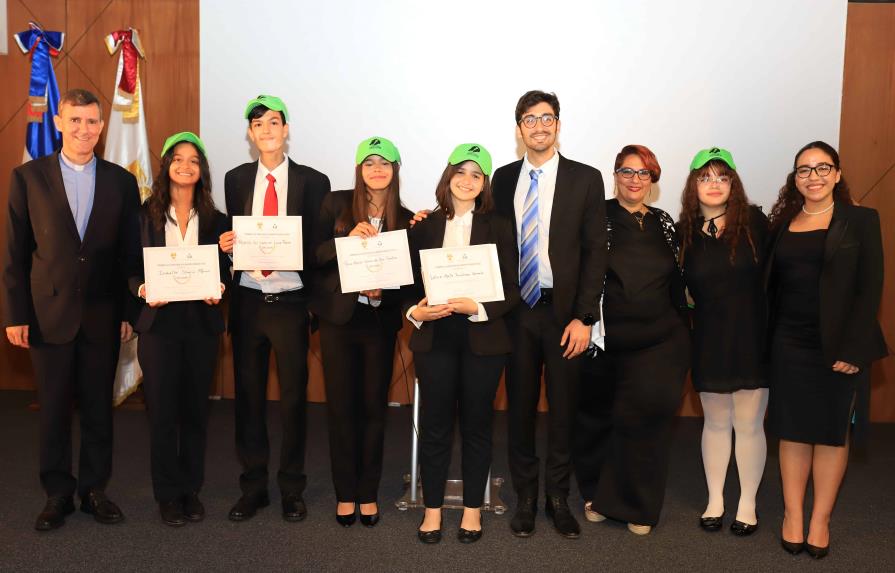 Premios a la oratoria “Alejandro Farach Cruz”, en su primera versión Premios a la oratoria “Alejandro Farach Cruz”, en su primera versión