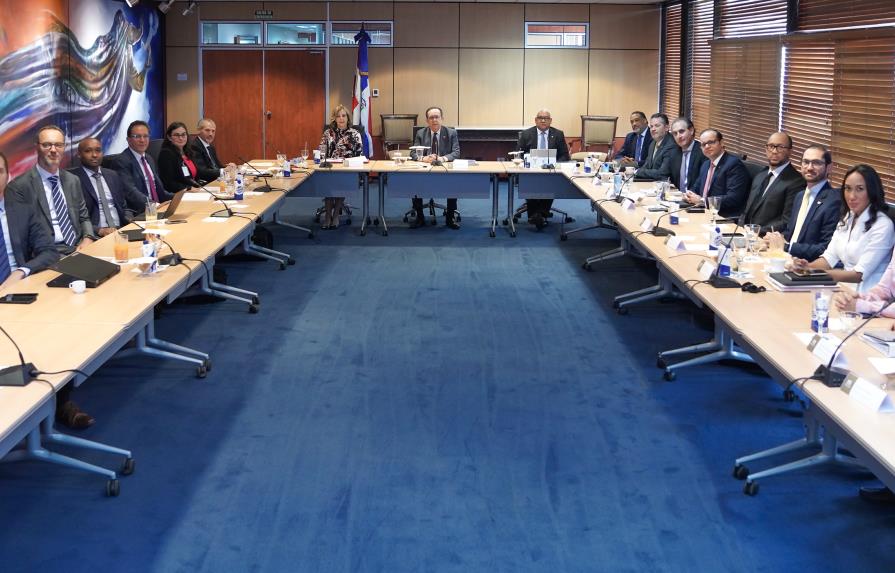 FMI sugiere a la RD priorizar la inflación y mantener trayectoria descendente en la deuda pública FMI sugiere a la RD priorizar la inflación y mantener trayectoria descendente en la deuda pública