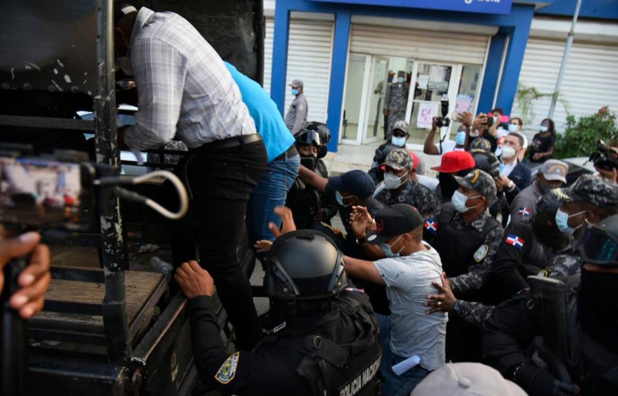 Policías acusados de la muerte de pareja cristiana comparecen ante tribunal Policías acusados de la muerte de pareja cristiana comparecen ante tribunal