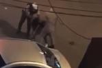 Policías son captados en video dando una fuerte golpiza a hombre en la calle