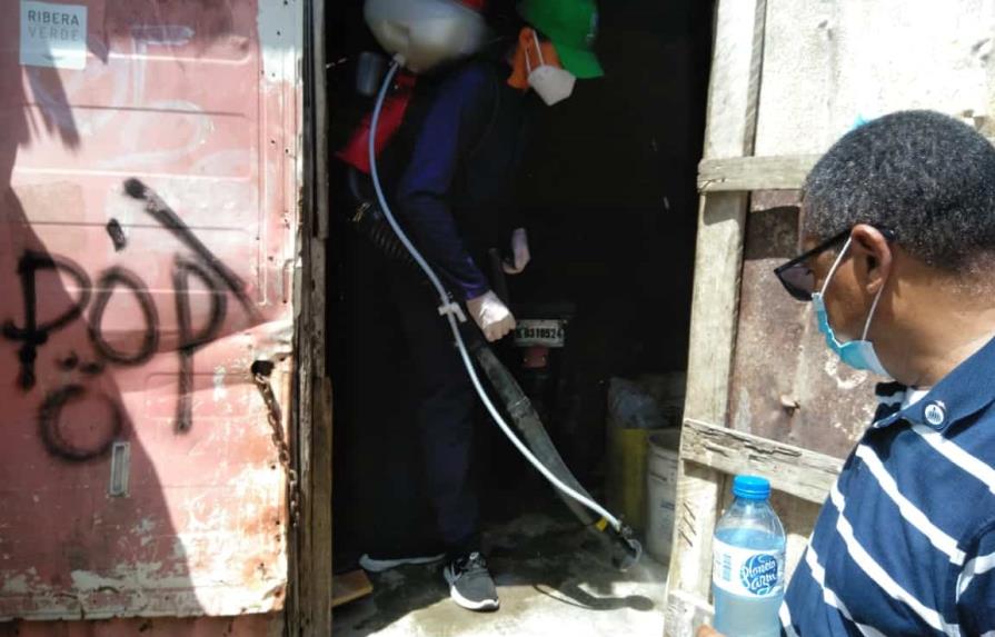 Fumigan contra chinches en barrios del Distrito Nacional