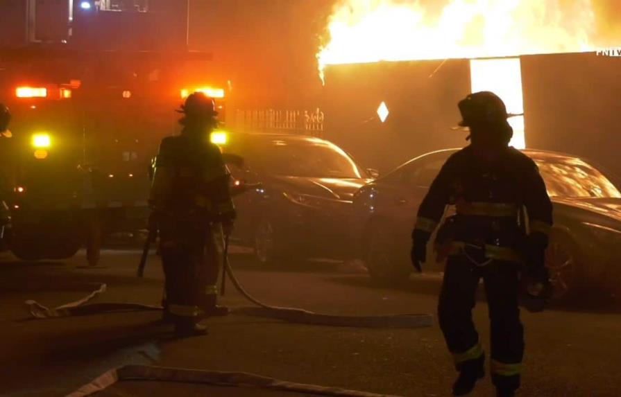 Voraz incendio de tres alarmas destruye varias viviendas de El Bronx Voraz incendio de tres alarmas destruye varias viviendas de El Bronx