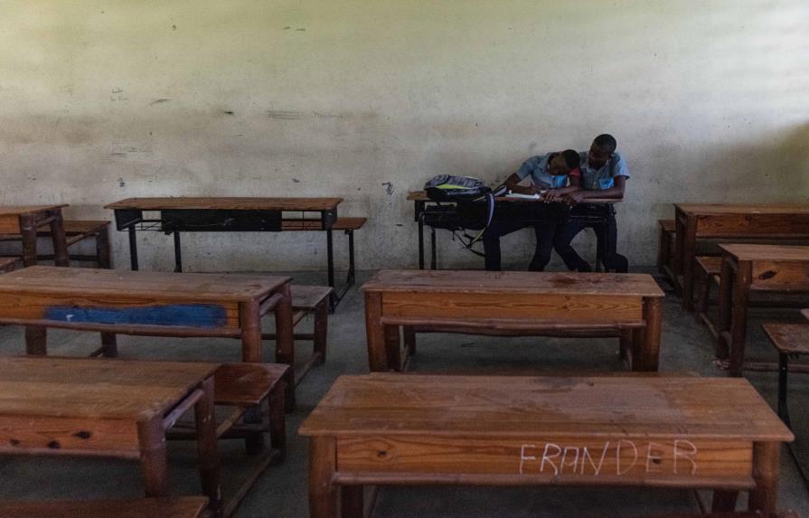 Miles de niños sin escuela por la guerra entre bandas en Haití