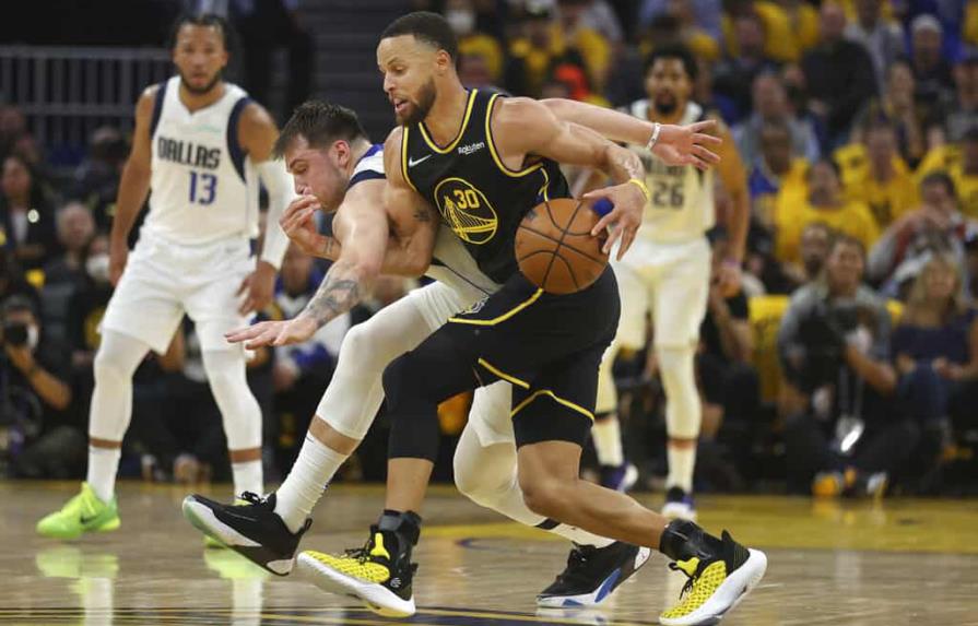 Los Warriors bajan de la nube a Dallas en inicio de finales del Oeste de la NBA Los Warriors bajan de la nube a Dallas en inicio de finales del Oeste de la NBA