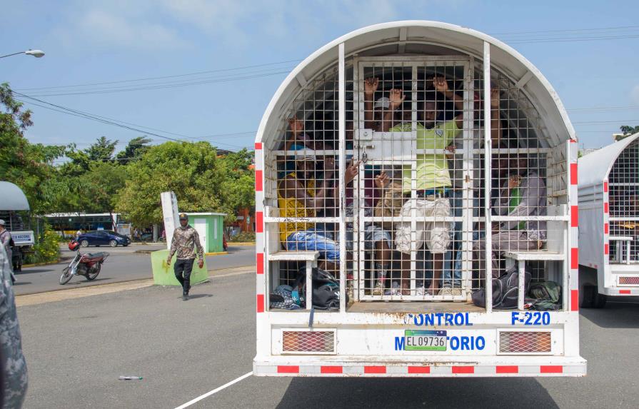 Detienen a 385 inmigrantes haitianos en operativo Ciudad Juan Bosch Detienen a 385 inmigrantes haitianos en operativo Ciudad Juan Bosch