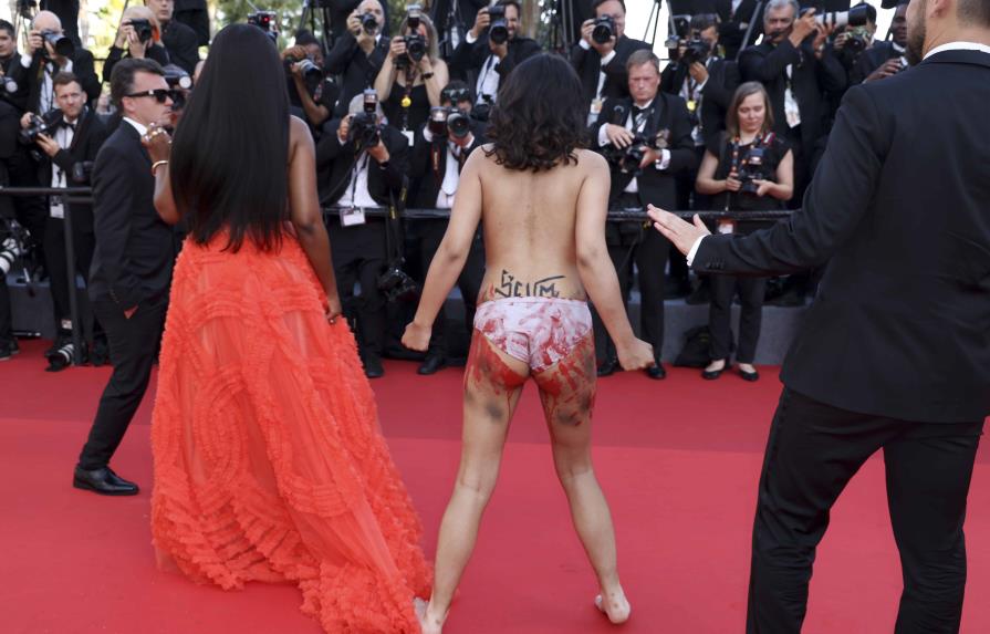 Mujer se desnuda en protesta durante estreno de George Miller en el Festival de Cannes Mujer se desnuda en protesta durante estreno de George Miller en el Festival de Cannes