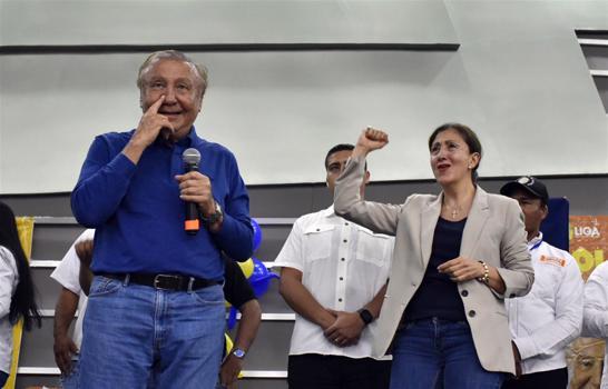 Íngrid Betancourt retira su candidatura presidencial para apoyar a Hernández Íngrid Betancourt retira su candidatura presidencial para apoyar a Hernández