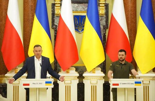 Rusia intensifica ofensiva; el presidente polaco visita Kiev