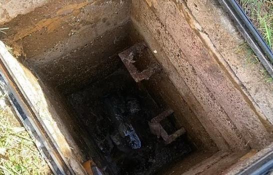 Niño de un año cayó en un desagüe de aguas residuales y su madre lo salva Niño de un año cayó en un desagüe de aguas residuales y su madre lo salva