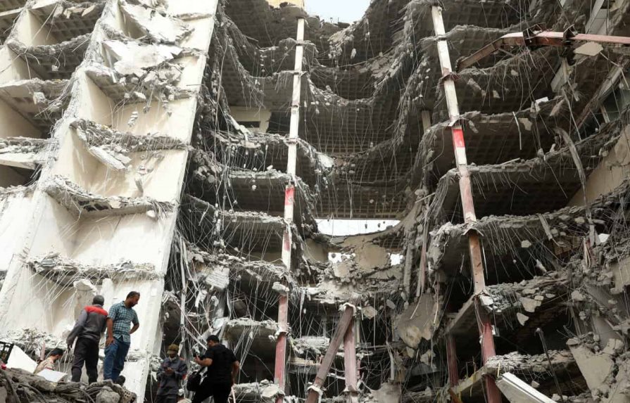 Aumentan a 14 los muertos en derrumbe de edificio en Irán Aumentan a 14 los muertos en derrumbe de edificio en Irán